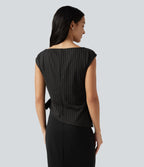 Blouse esprit bureau rayée à encolure bateau avec mancherons, fronces, lien côté et ourlet asymétrique