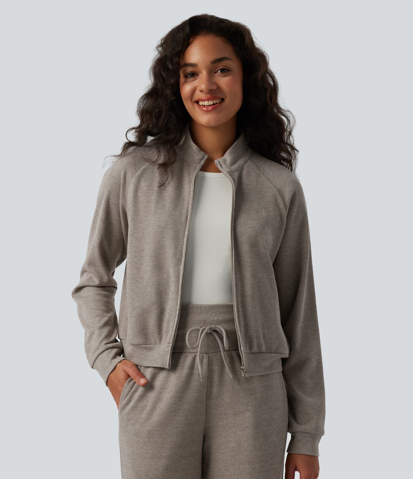 Veste casual côtelée à col montant, manches longues et fermeture zippée avec poches