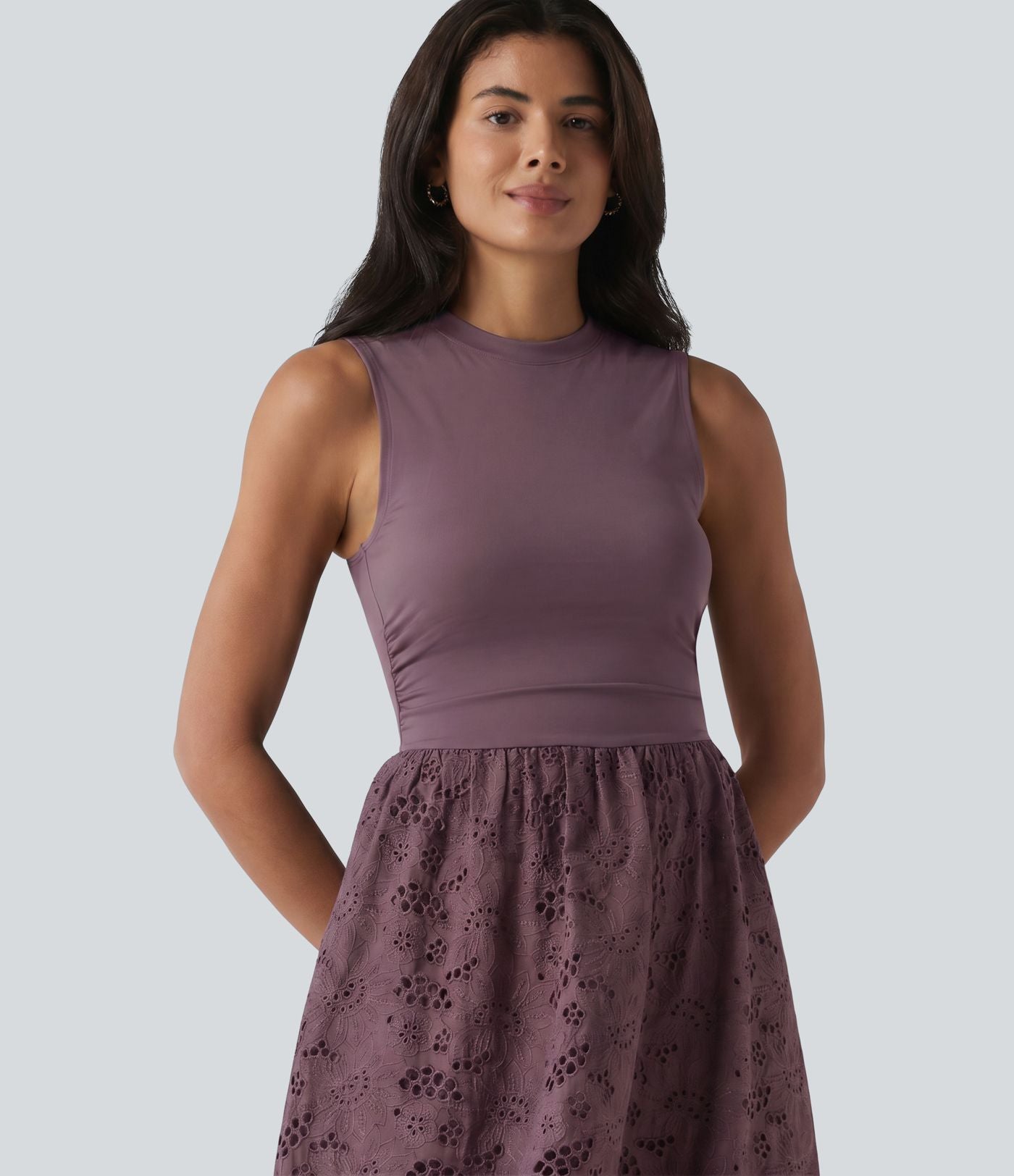 Robe midi de villégiature sans manches col rond à broderie anglaise, avec poches
