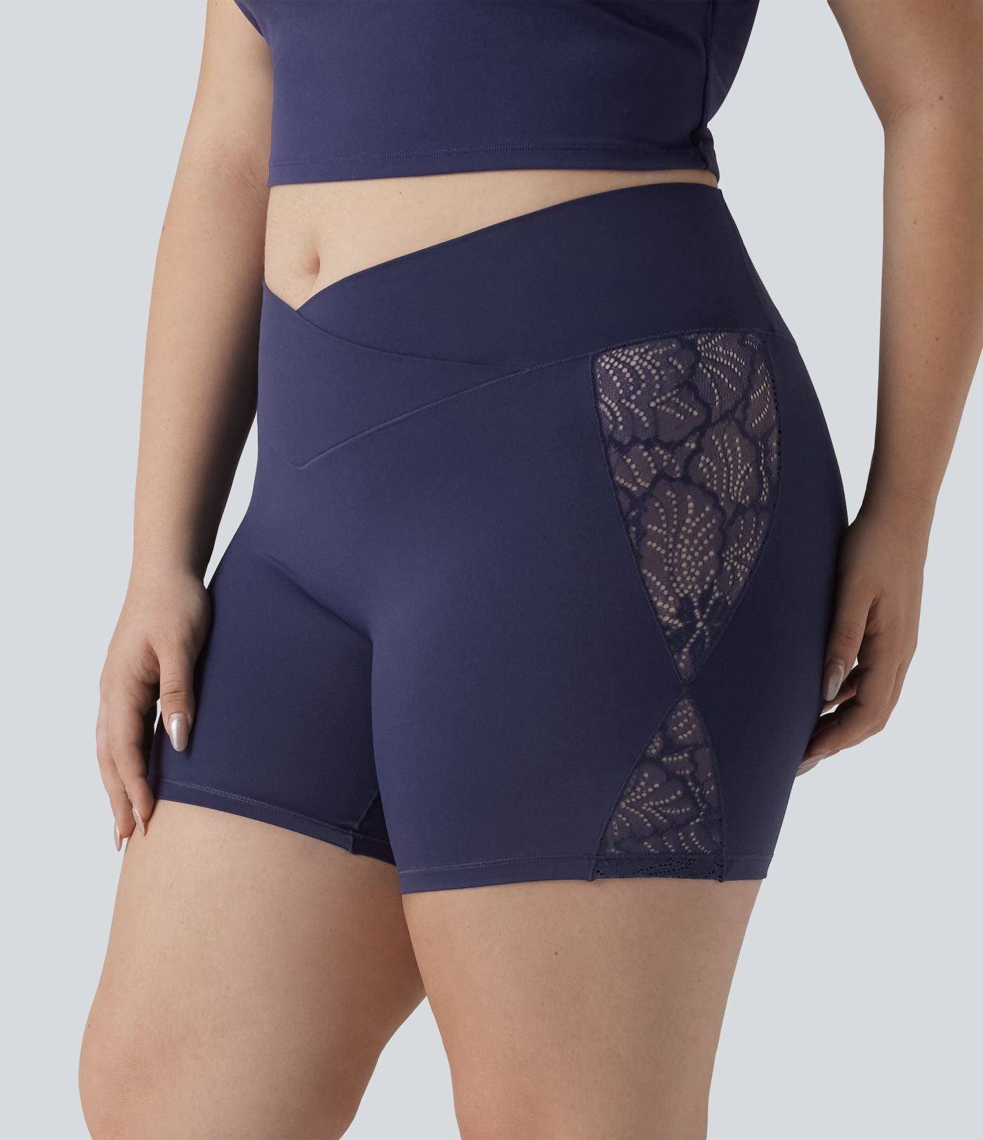 Grande taille SoftlyZero™ Cycliste de yoga taille haute croisée 12,5 cm avec dentelle contrastée, poche et protection UPF 50+