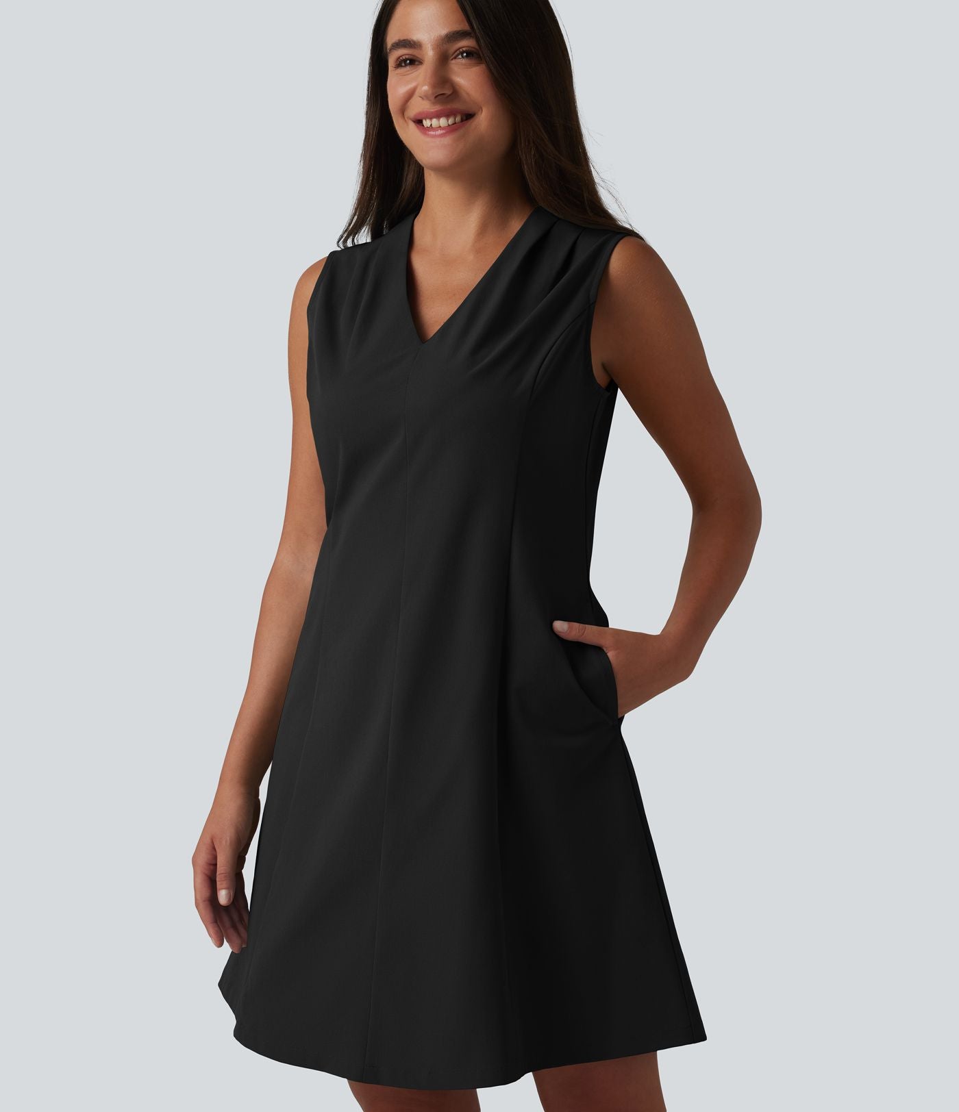Robe de bureau mini en popeline stretch plissée col V sans manches avec fermeture éclair invisible et poches