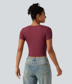 T-shirt côtelé encolure arrondie avec découpe et manches courtes