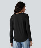 T-shirt col V manches longues ourlet arrondi coupe décontractée avec poche