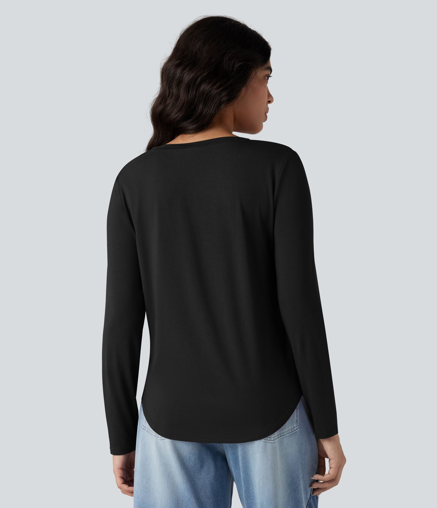 T-shirt col V manches longues ourlet arrondi coupe décontractée avec poche