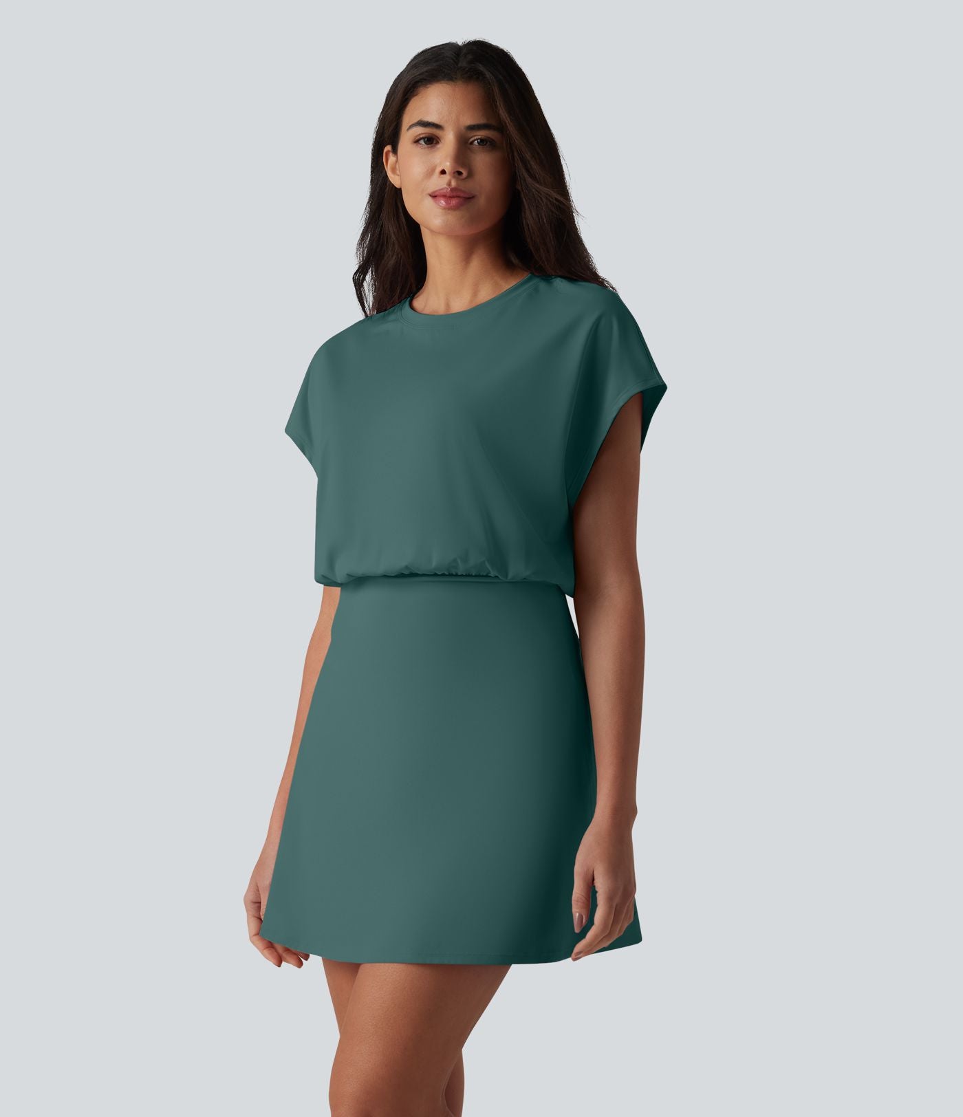 Robe de sport mini de yoga SoftlyZero™ Airy 2-en-1 effet frais InstantCool col rond à manches courtes, demi-zip et poches, accès facile Easy Peasy