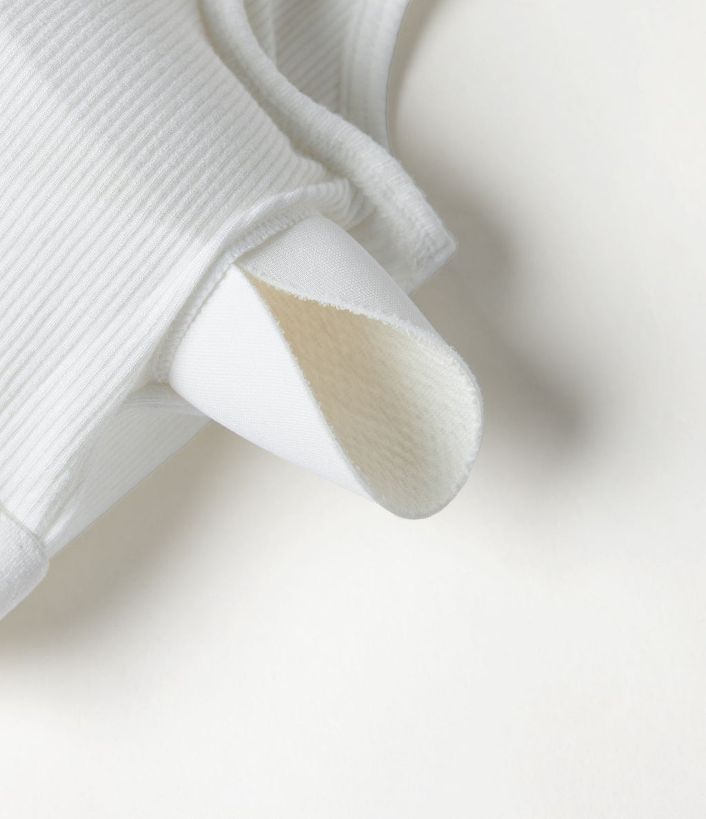T-shirt décontracté en maille côtelée, col rond échancré, dos en U, manches courtes, brassière intégrée en dentelle contrastée
