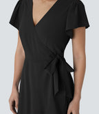 Robe décontractée midi Breezeful™ fluide à col V, manches courtes, design enveloppant, liens sur les côtés, poches latérales, volants et séchage rapide