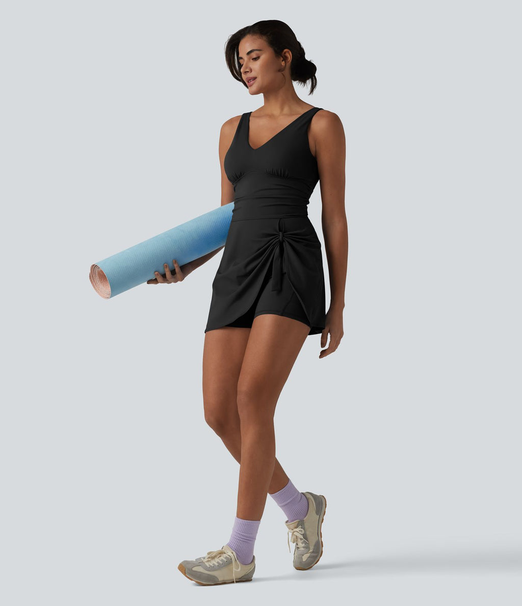 Robe de yoga courte 2-en-1 SoftlyZero™ Plush col V avec brassière intégrée, liens latéraux et poches – Édition Easy Peasy