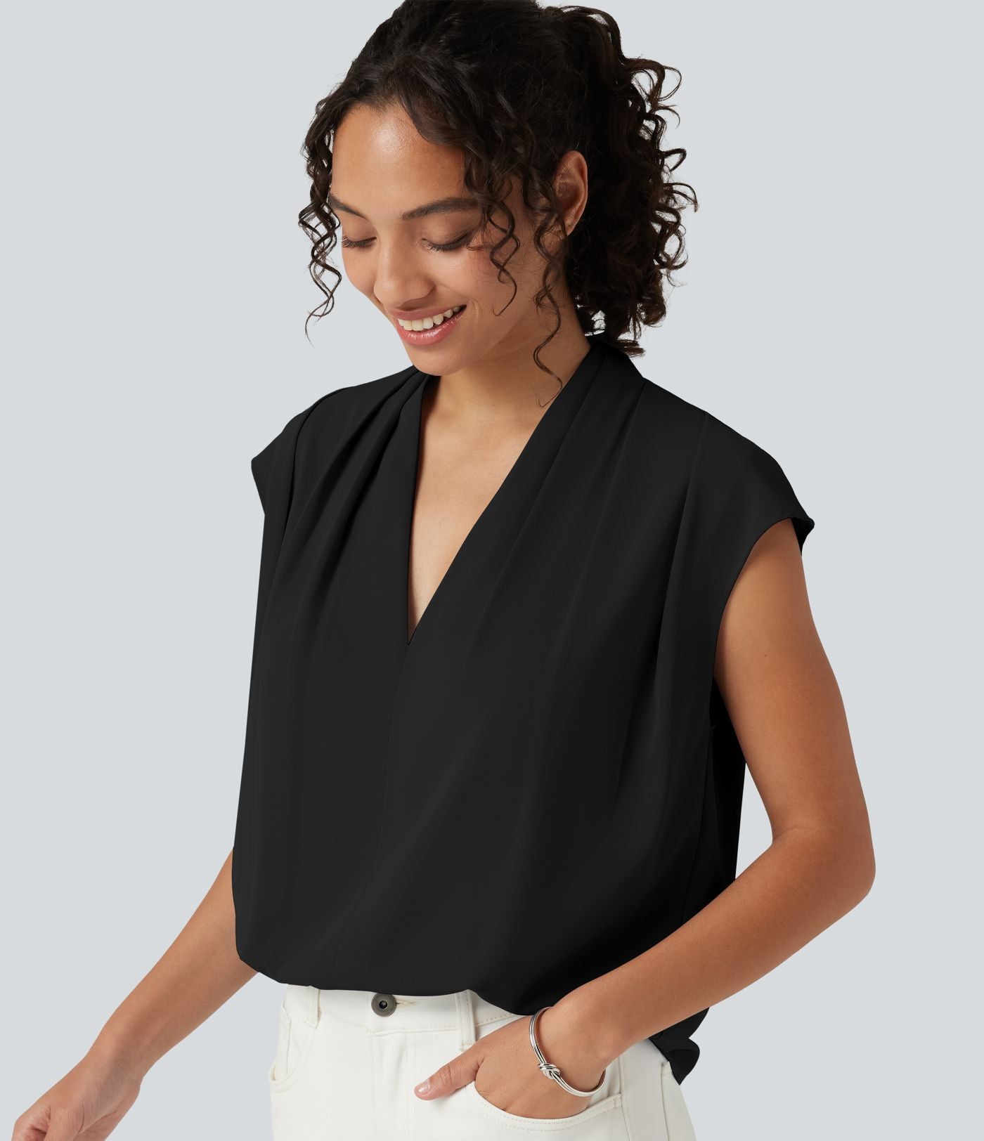 Blouse sans manches défroissage facile, col V, fronces et coupe boxy