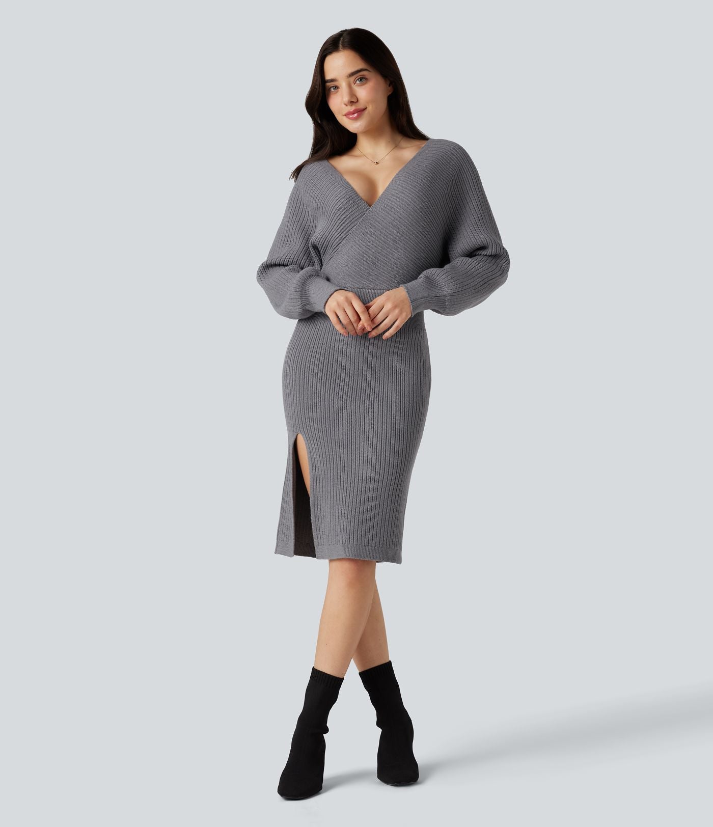 Robe pull mi-longue moulante fendue col V manches chauve-souris longues