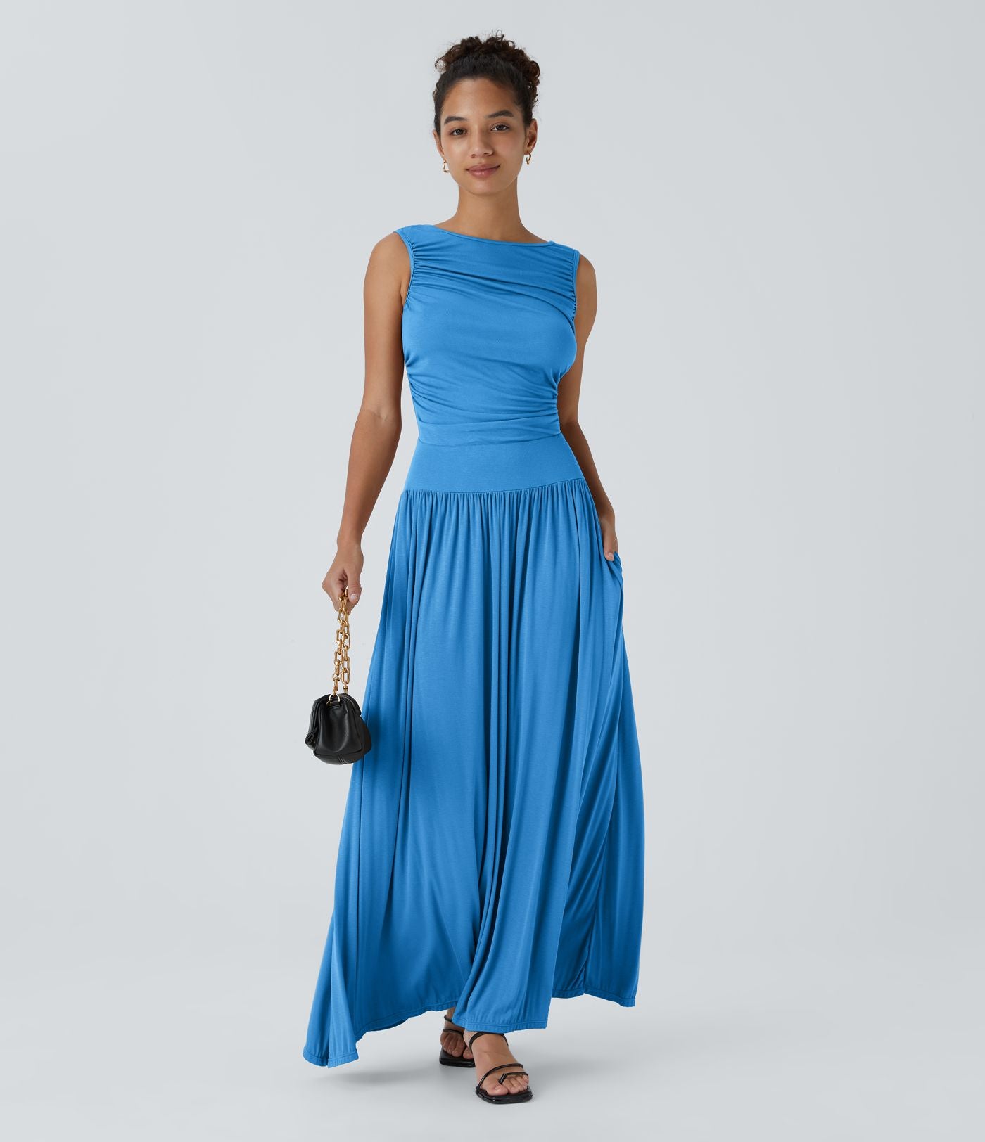 Robe longue à encolure bateau, bretelles asymétriques, côtés froncés et poches