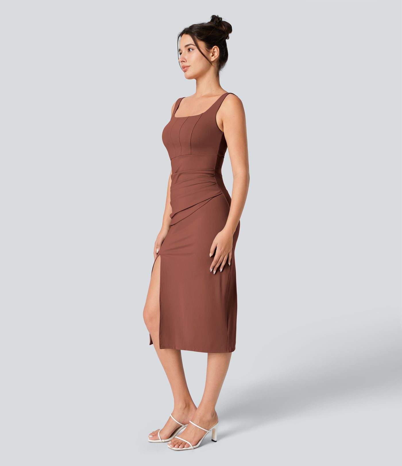 Robe corset midi moulante ruchée à encolure carrée, dos nu, brassière intégrée