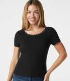 T-shirt décontracté en maille côtelée, col rond échancré, dos en U, manches courtes, brassière intégrée en dentelle contrastée