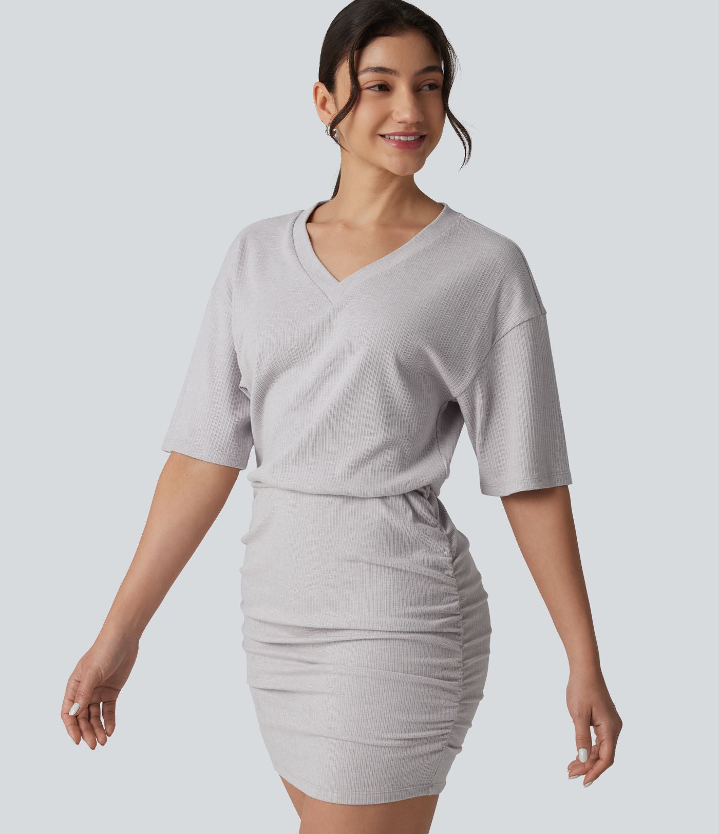 Robe mini moulante décontractée en maille côtelée, col V, manches courtes, froncée