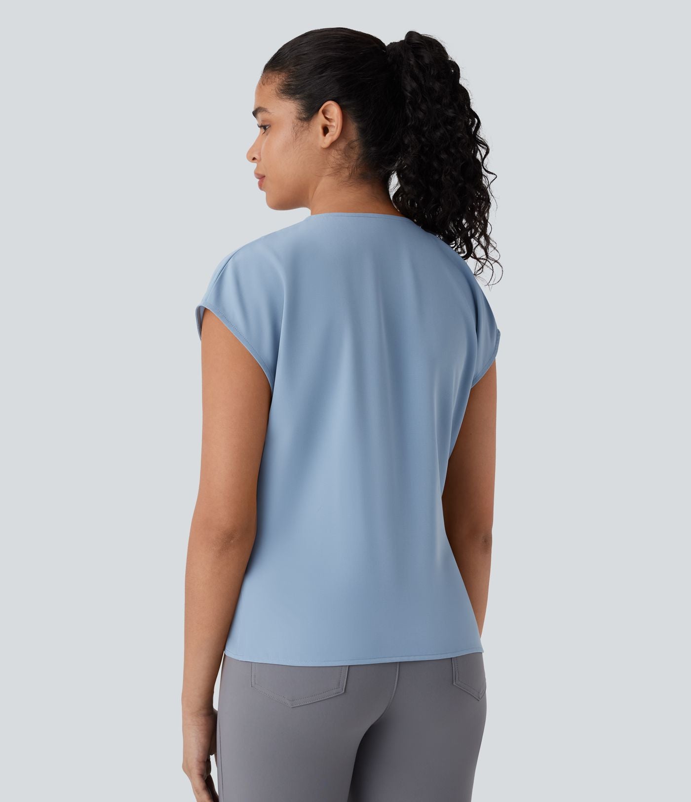 Blouse portefeuille à col en V, manches courtes et fronces pour le bureau