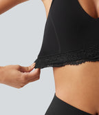 Halara UltraSculpt™ Brassière de sport maintien léger col V avec coussinets amovibles, dos nageur et dentelle contrastée