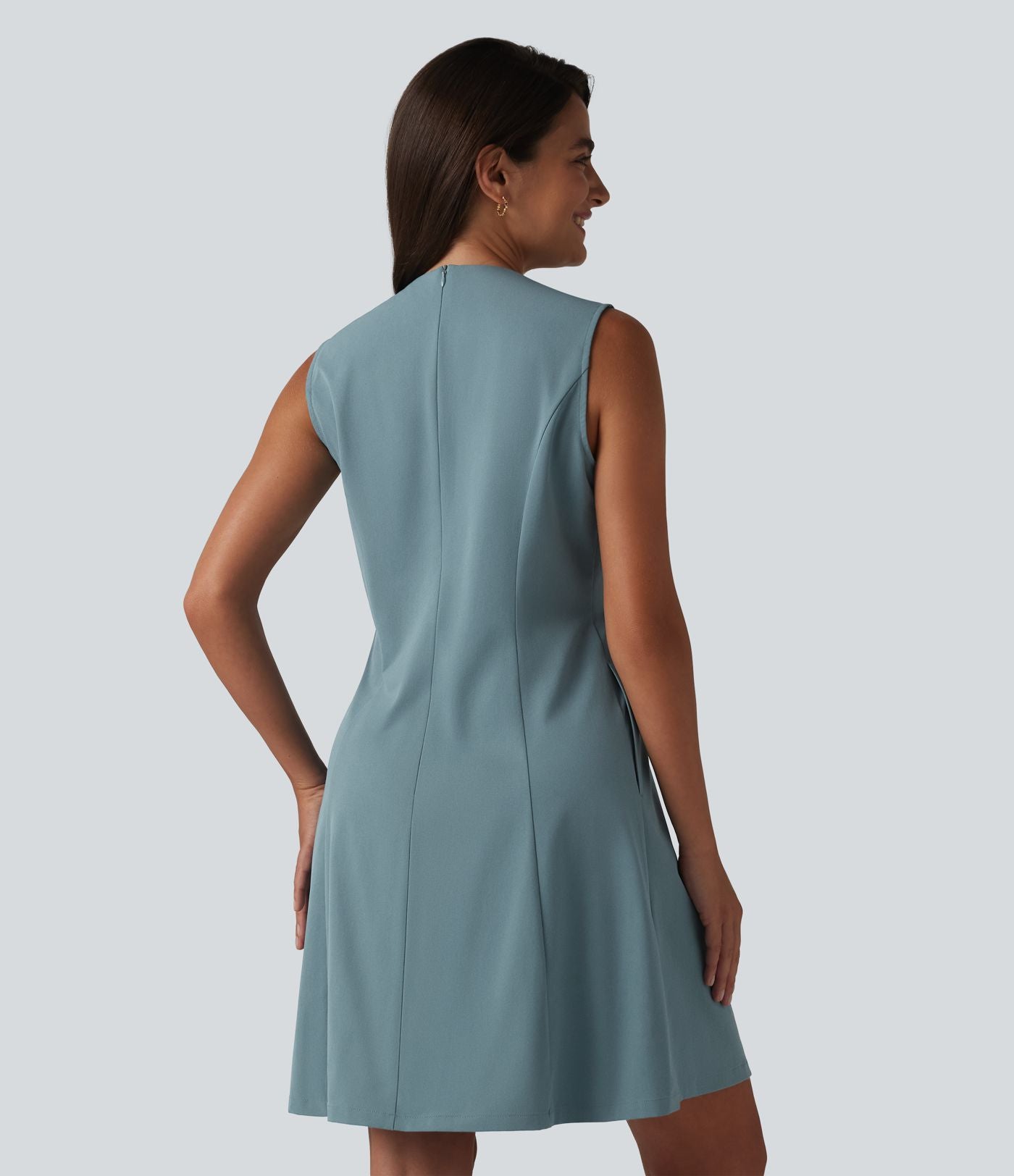 Robe de bureau mini en popeline stretch plissée col V sans manches avec fermeture éclair invisible et poches