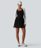 Robe de tennis courte fluide 2-en-1 SoftlyZero™ dos nu avec bretelles croisées, mesh contrasté, brassière intégrée et poches – Easy Peasy