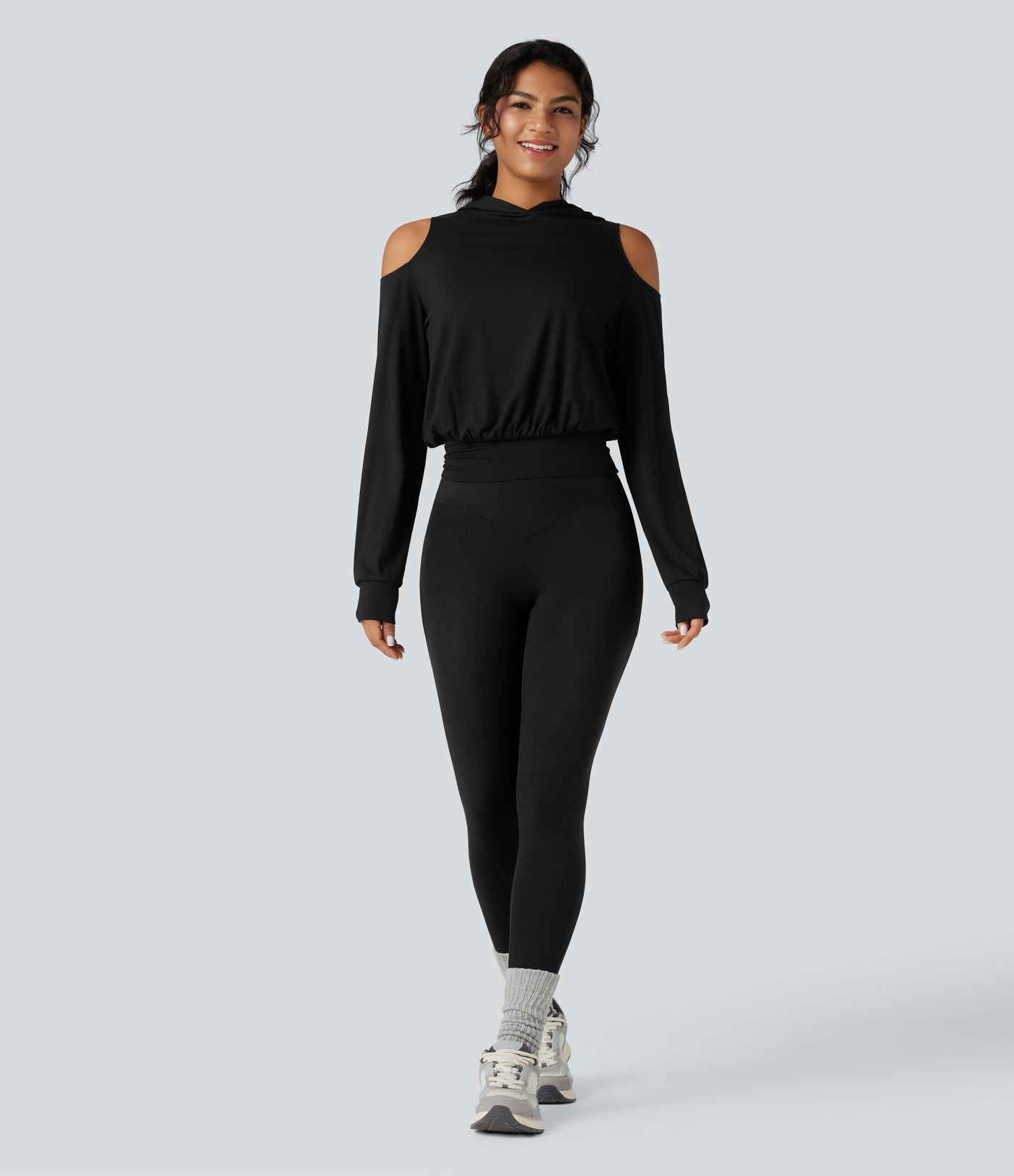 Sweat-shirt de sport à capuche épaules dénudées manches longues