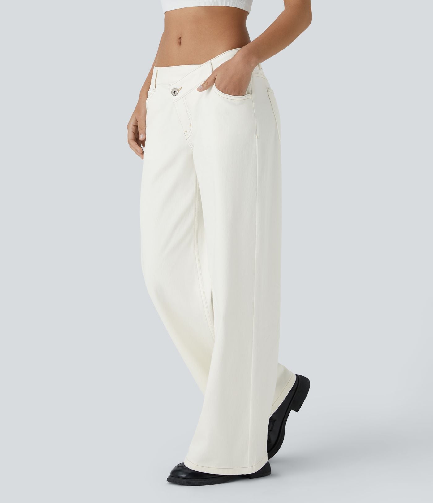 Halara Flex™ Jean large asymétrique taille basse avec bouton, fermeture éclair et poches multiples, délavé et extensible en maille