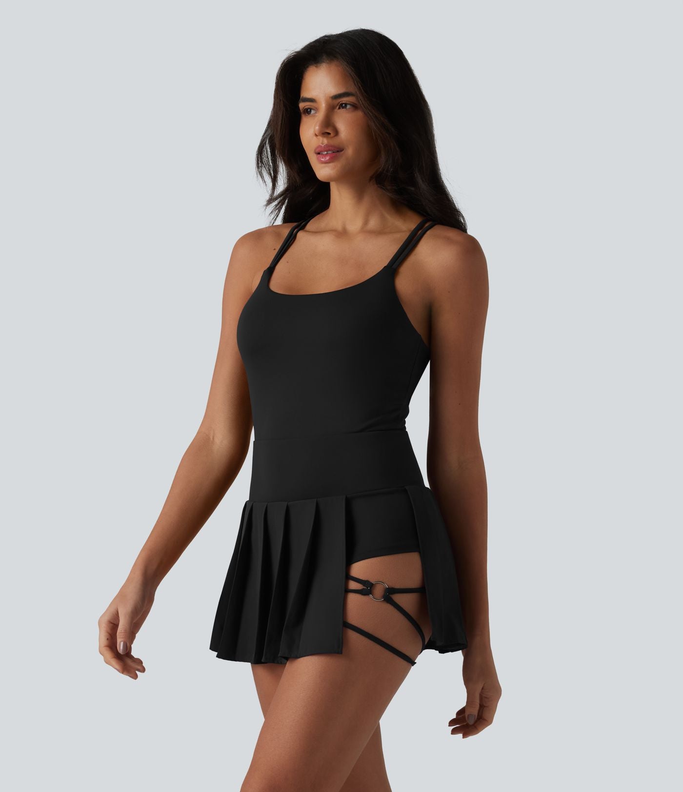 Robe sport mini 2-en-1 à bretelles col U, dos nu croisé, plissée à ourlet asymétrique, soutien-gorge intégré et poches