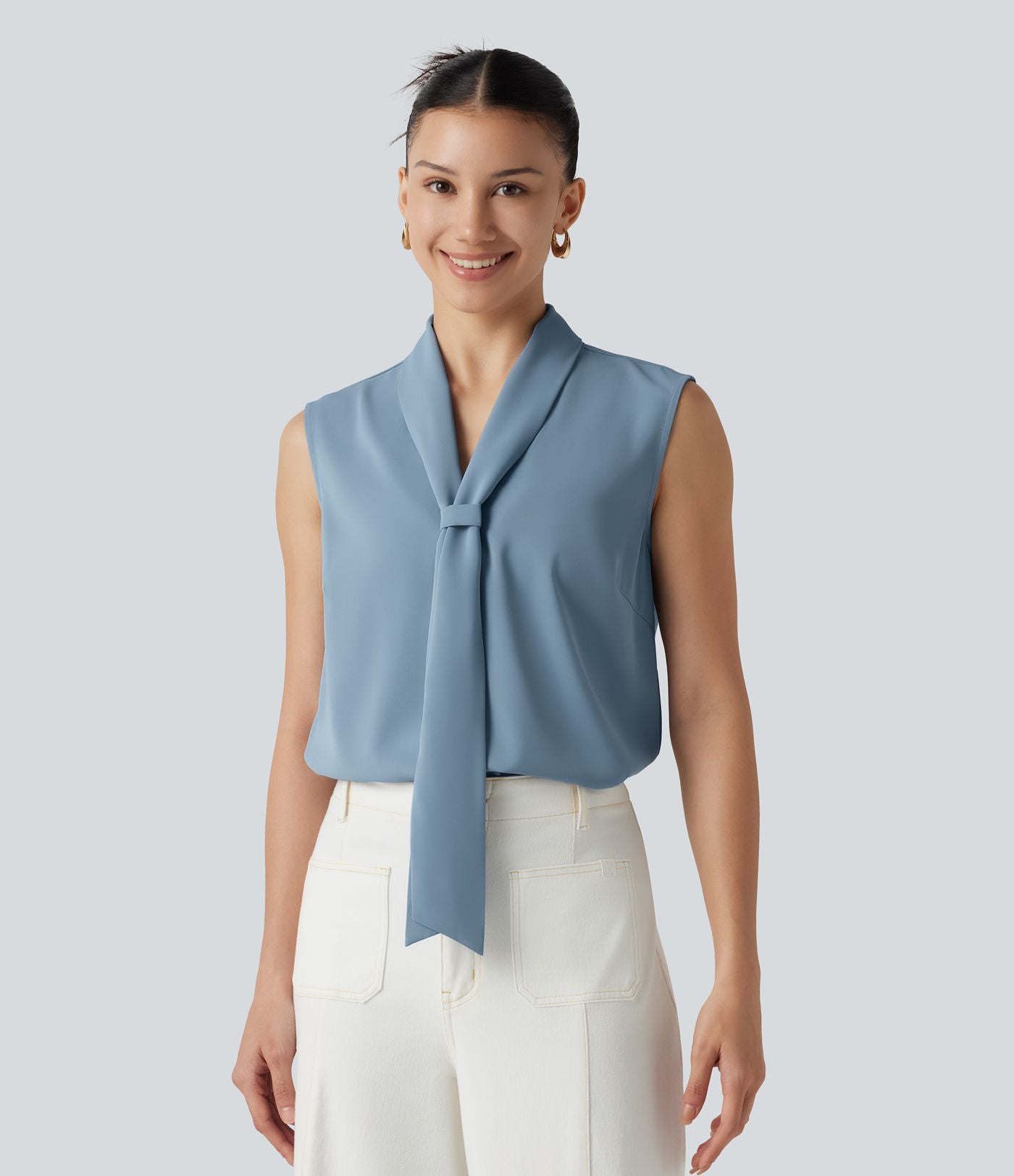 Blouse  sans manches esprit bureau défroissage facile, col V et lien à nouer