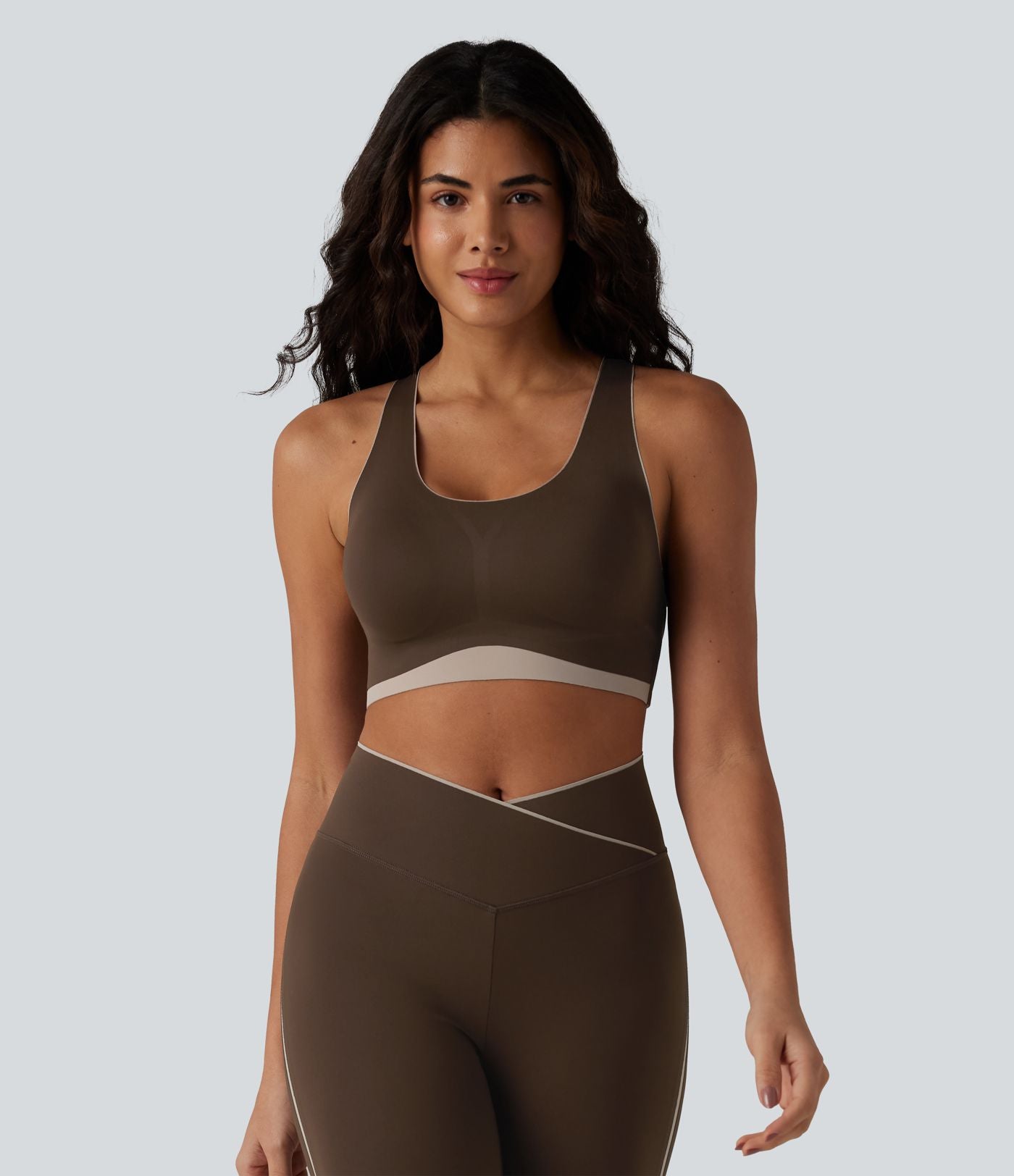 Brassière de sport maintien léger col U dos nageur color block avec soutien-gorge intégré