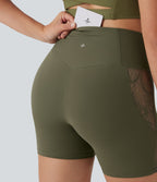 Softlyzero™ Short cycliste yoga taille haute croisé avec dentelle contrastée et poche arrière 12,5 cm - UPF50+