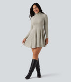 Robe mini évasée col montant à manches longues en maille côtelée