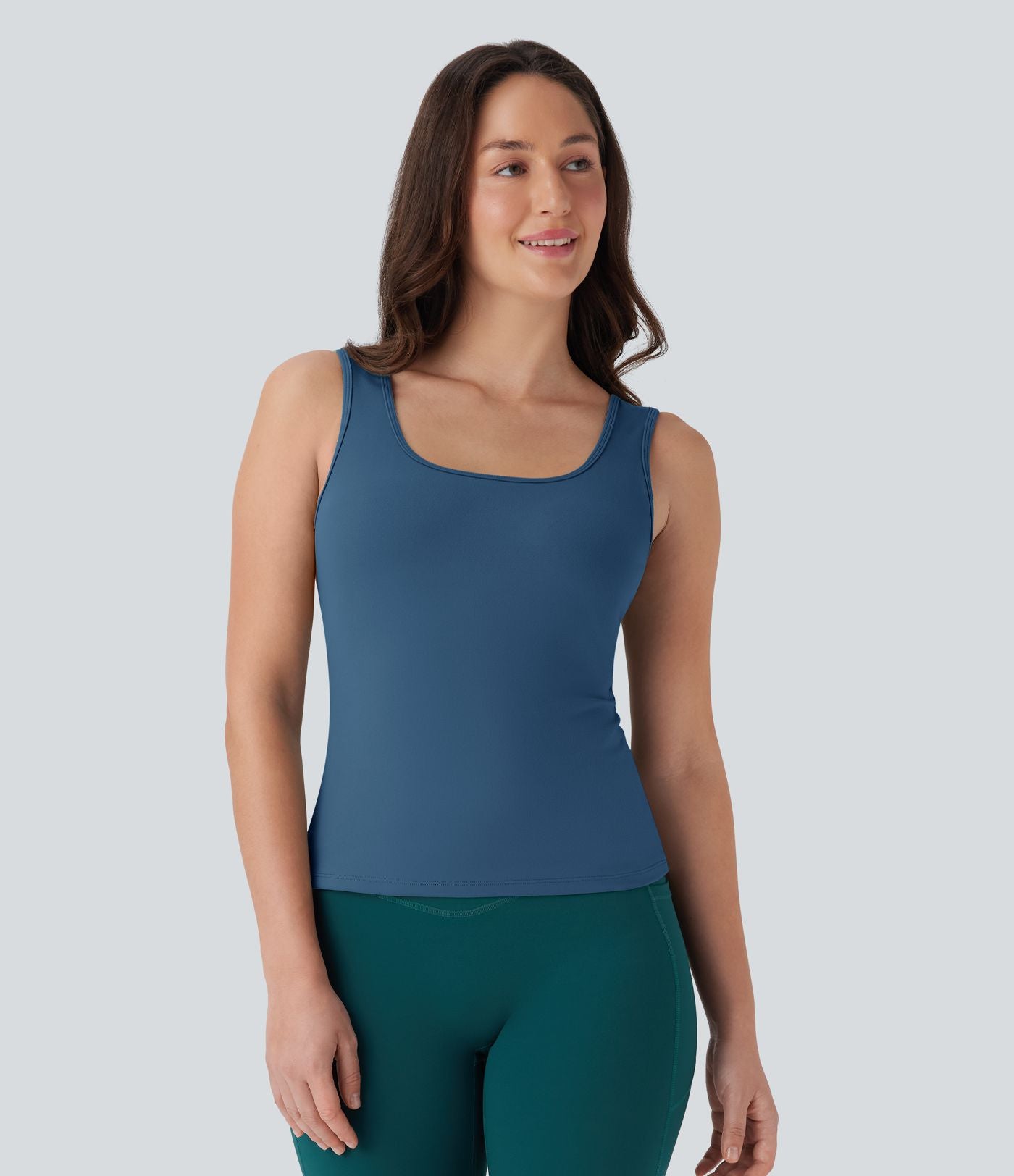 Débardeur de yoga dos nu à longueur rallongée avec encolure en U et croisement