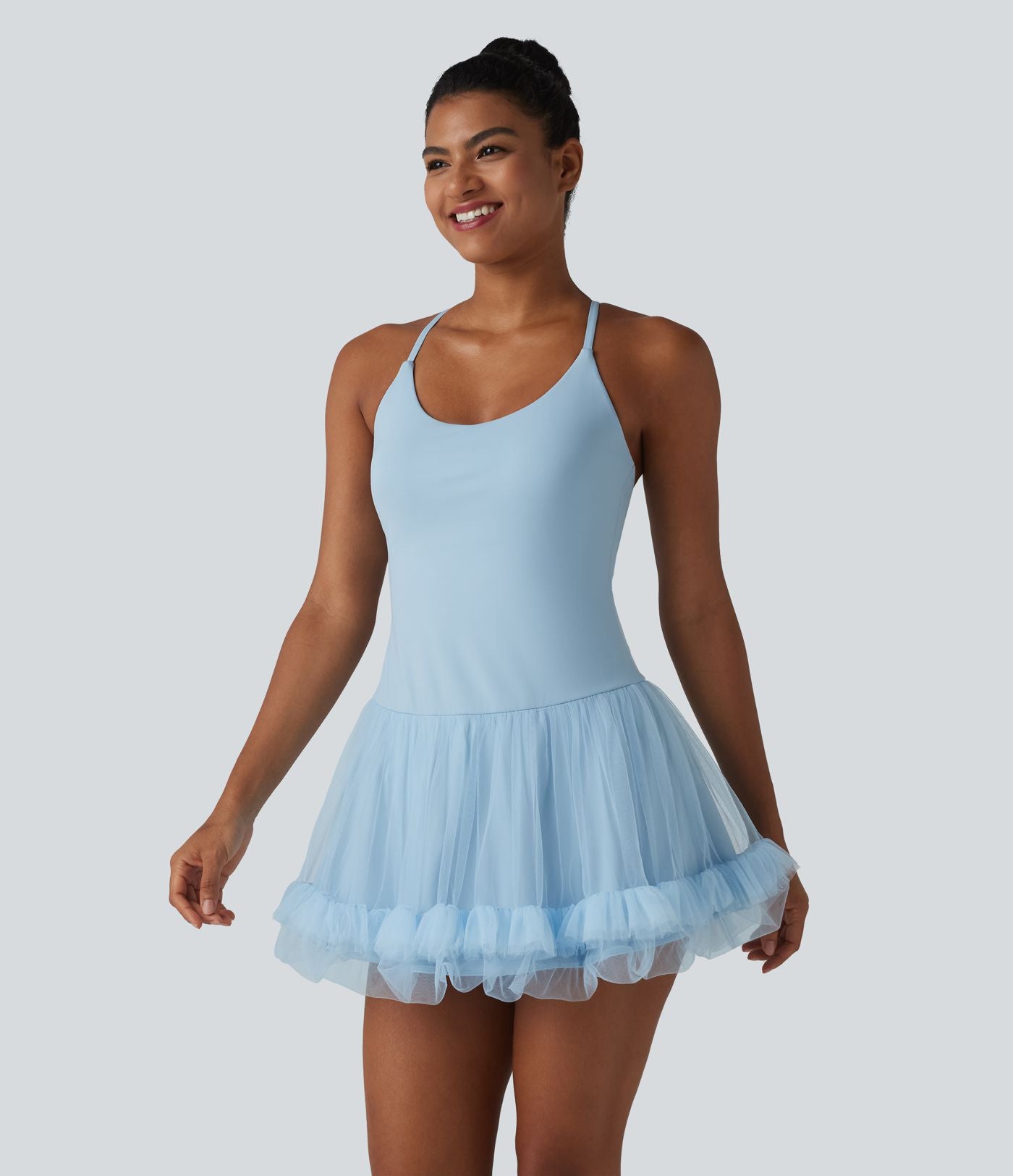 Robe mini de sport 2 en 1 avec brassière intégrée en maille contrastée avec poches - Édition Easy Peasy