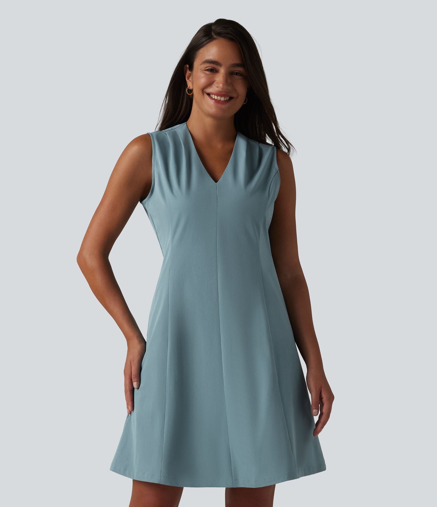 Robe de bureau mini en popeline stretch plissée col V sans manches avec fermeture éclair invisible et poches