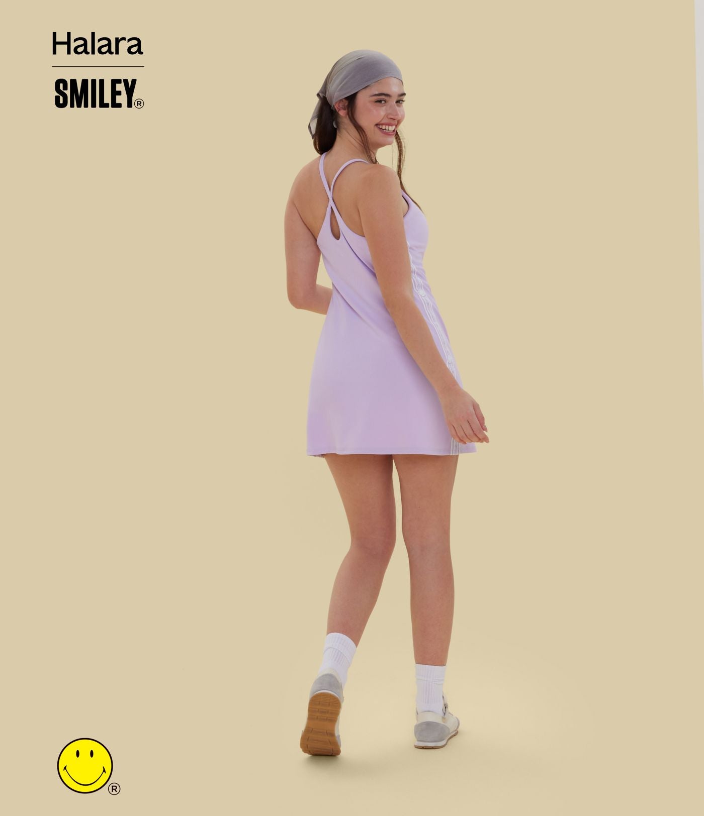 Robe sport mini dos ouvert Halara X Smiley® SoftlyZero™ Plush – Édition Easy Peasy