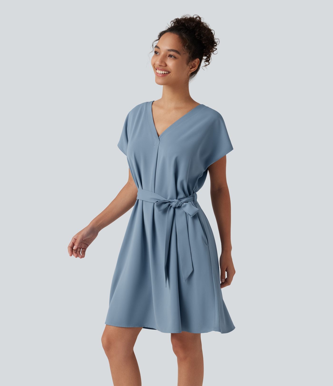 Robe mini esprit bureau défroissage facile, col V, ceinture, manches chauve-souris et poches