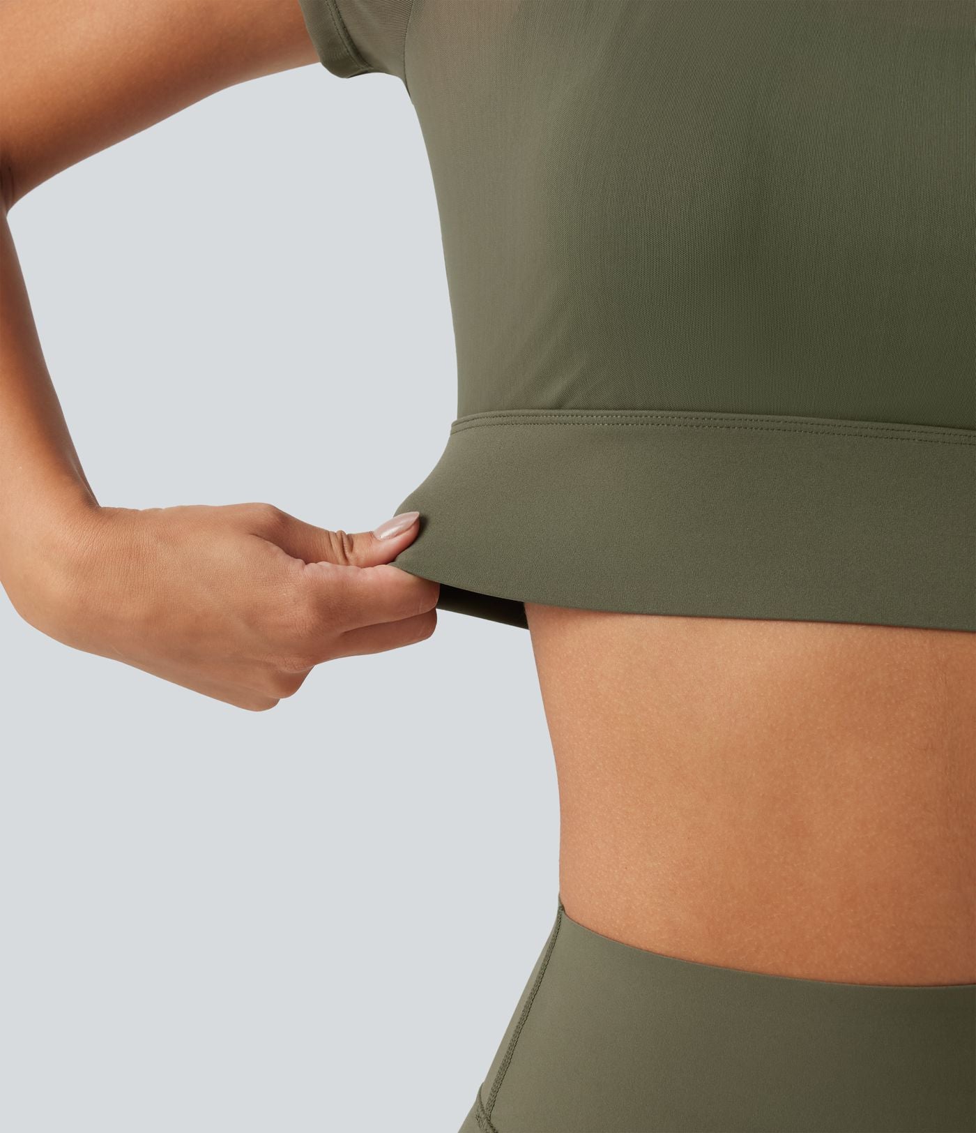 Crop top de running effet frais InstantCool à séchage rapide avec encolure bateau, mesh contrasté, manches courtes, coussinets amovibles et protection solaire UPF50+