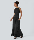 Robe longue à encolure bateau, bretelles asymétriques, côtés froncés et poches