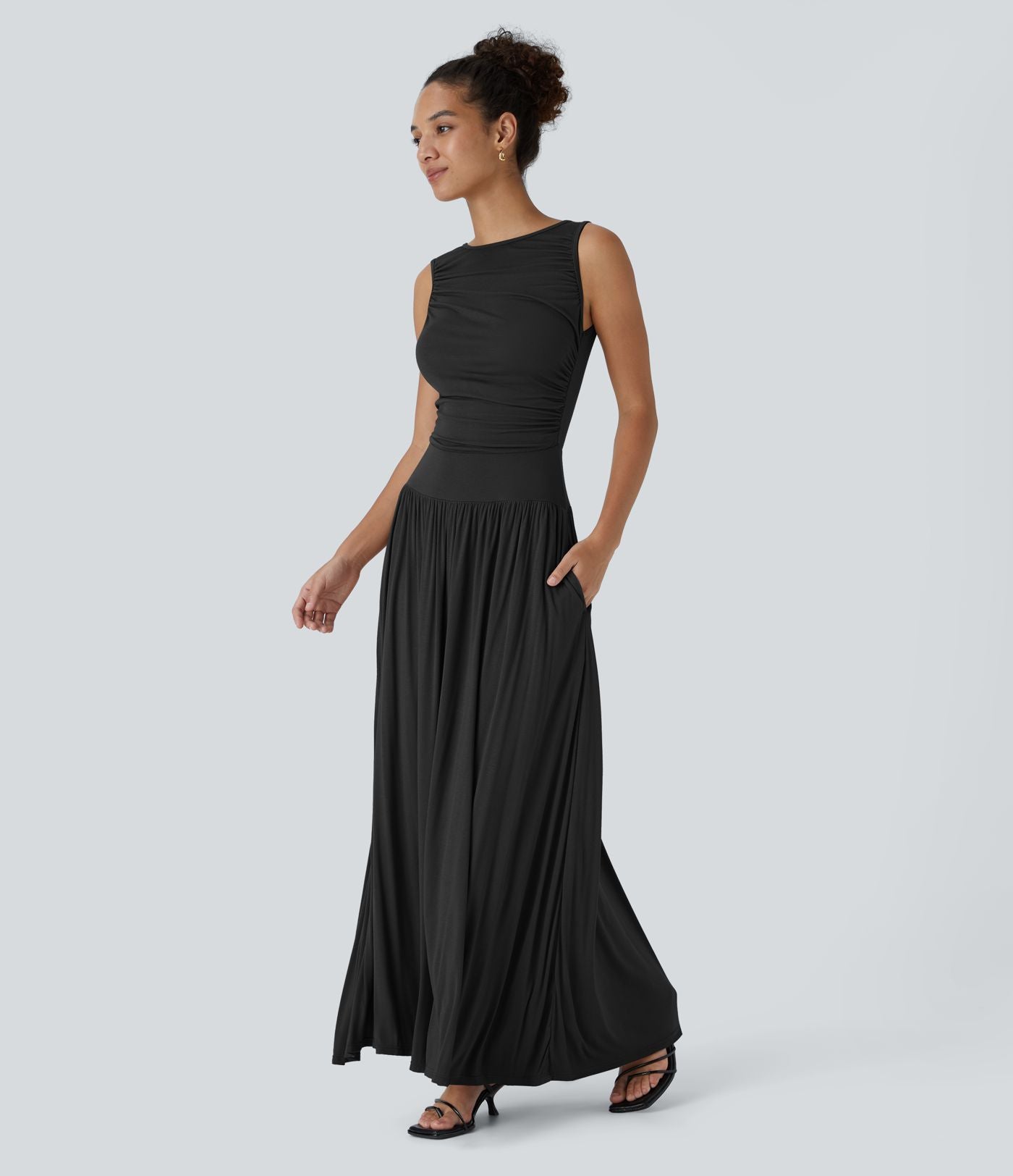 Robe longue à encolure bateau, bretelles asymétriques, côtés froncés et poches