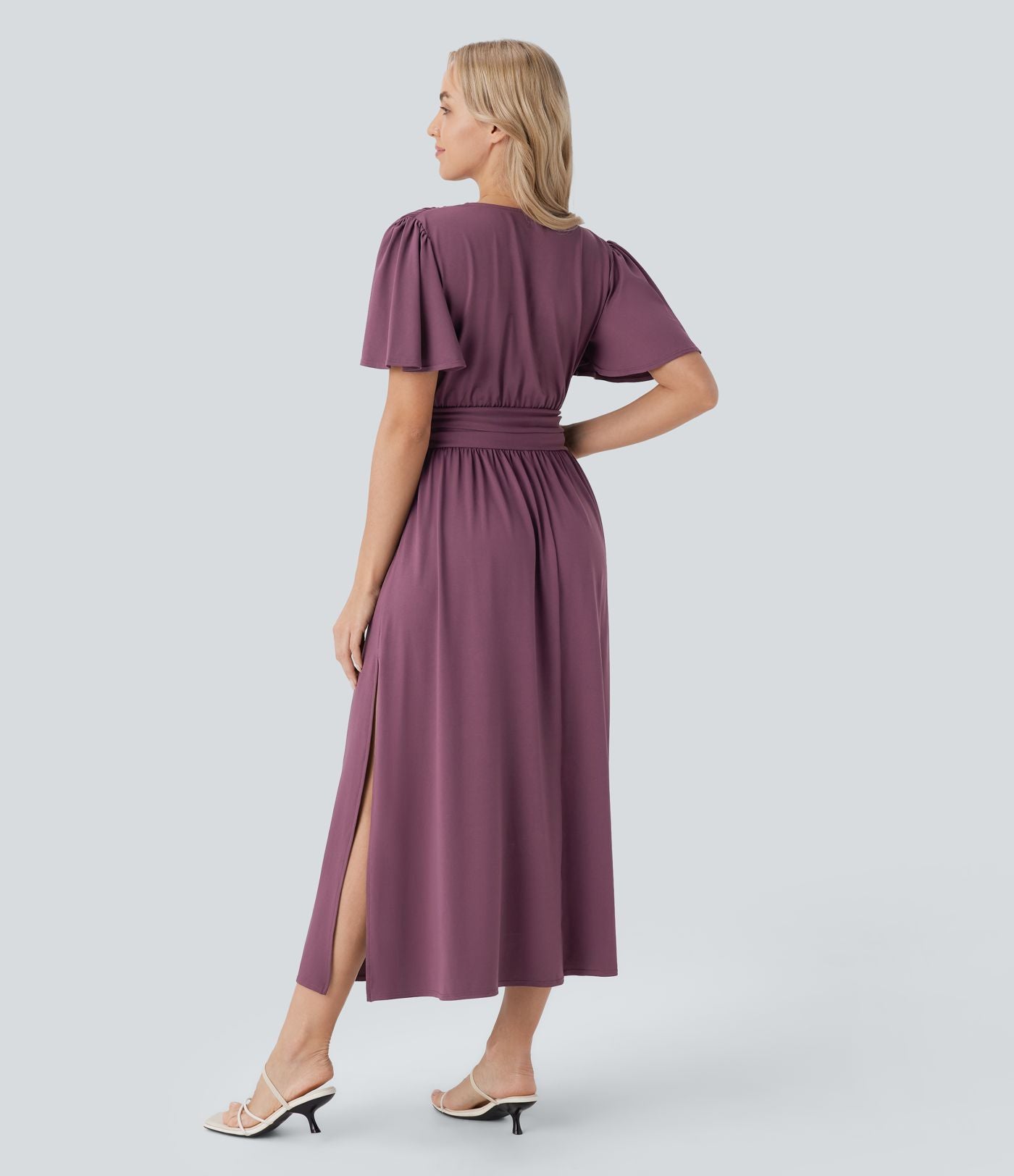 Robe mi-longue fluide de villégiature avec col V, manches courtes, drapée et fendue