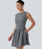 Robe mini trapèze vichy sans manches à col bateau, détails froncés, fermeture invisible et poches