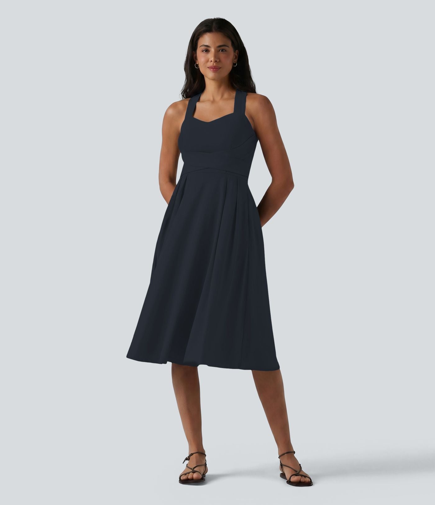 Robe midi fluide sans manches décolleté cœur avec bretelles croisées, nœud dans le dos et poches
