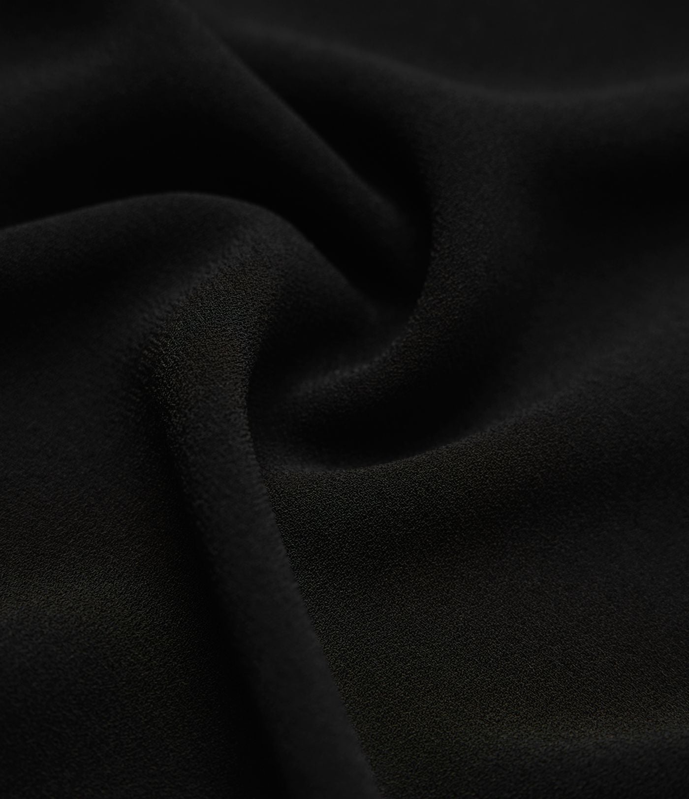Blouse habillée en mousseline col V à manches courtes, ourlet arrondi et tissu infroissable