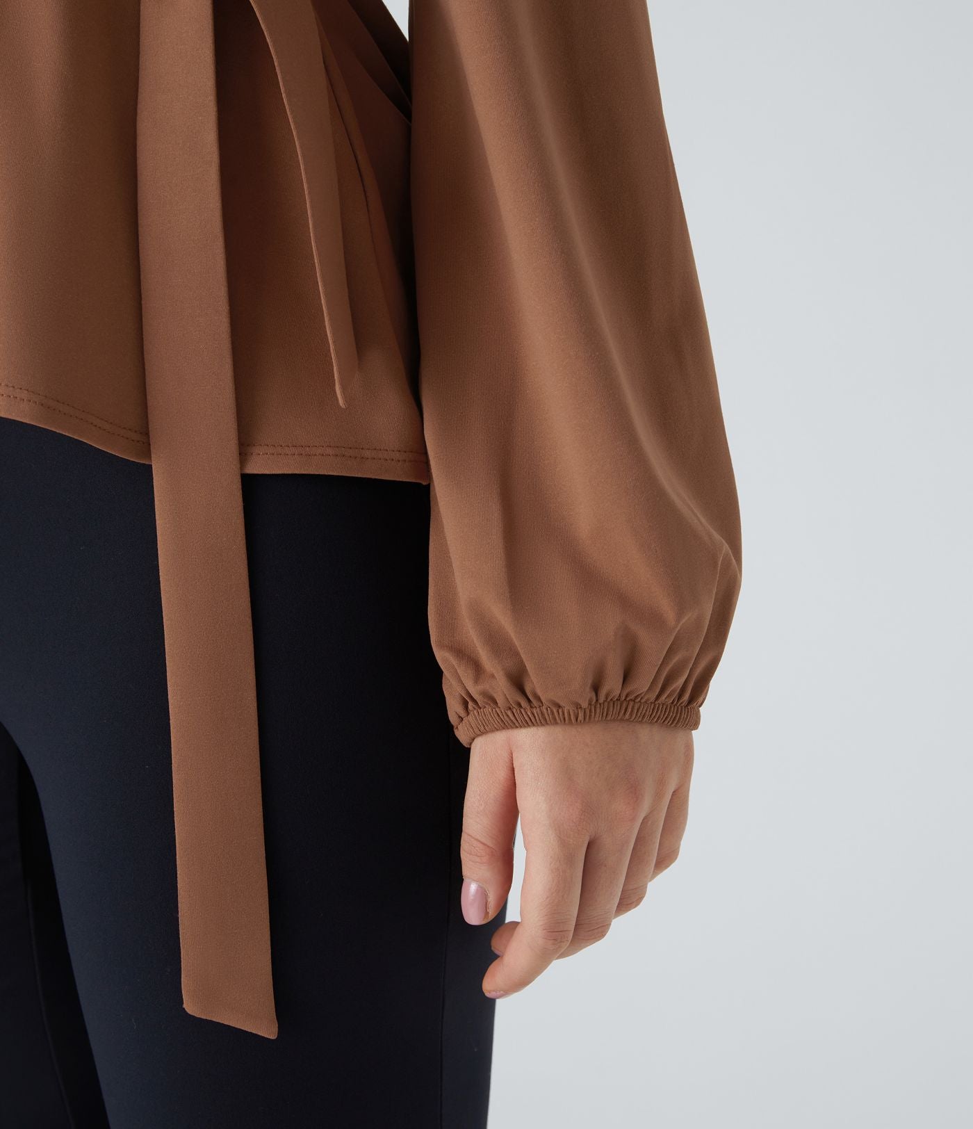 Blouse de travail à col châle, effet cache-cœur, lien sur le côté et ourlet à volants