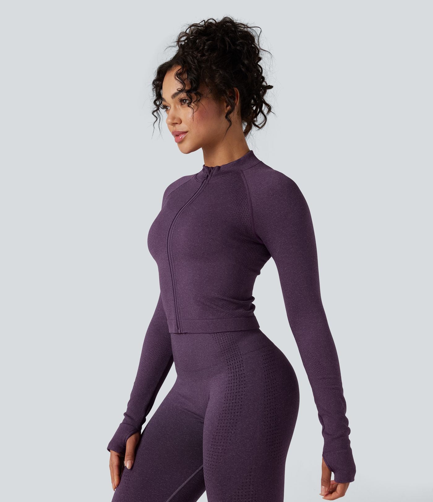 Veste de yoga courte ajustée Seamless Flow à col montant, manches longues et trous pour les pouces