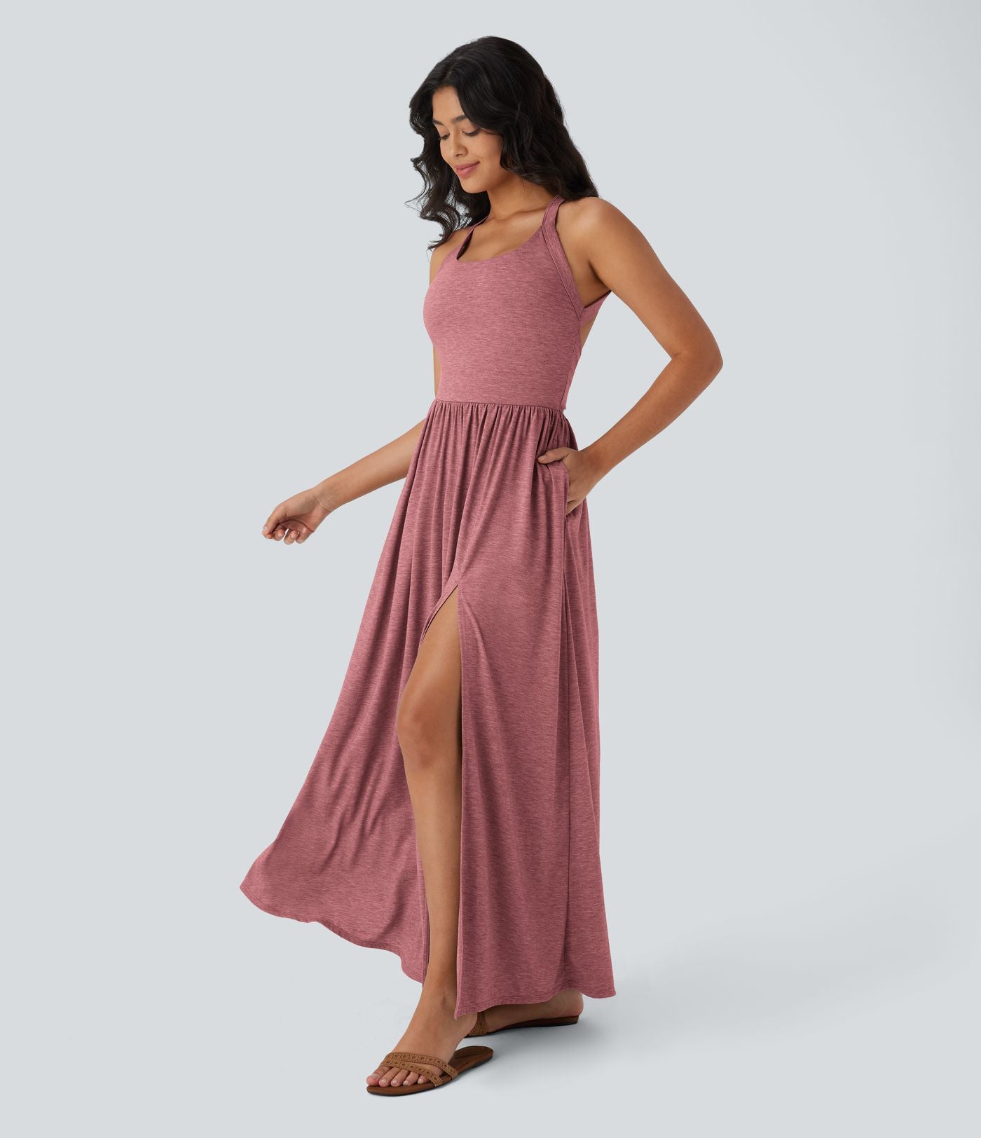 Robe longue fluide fendue avec poches latérales, dos nu et effet torsadé