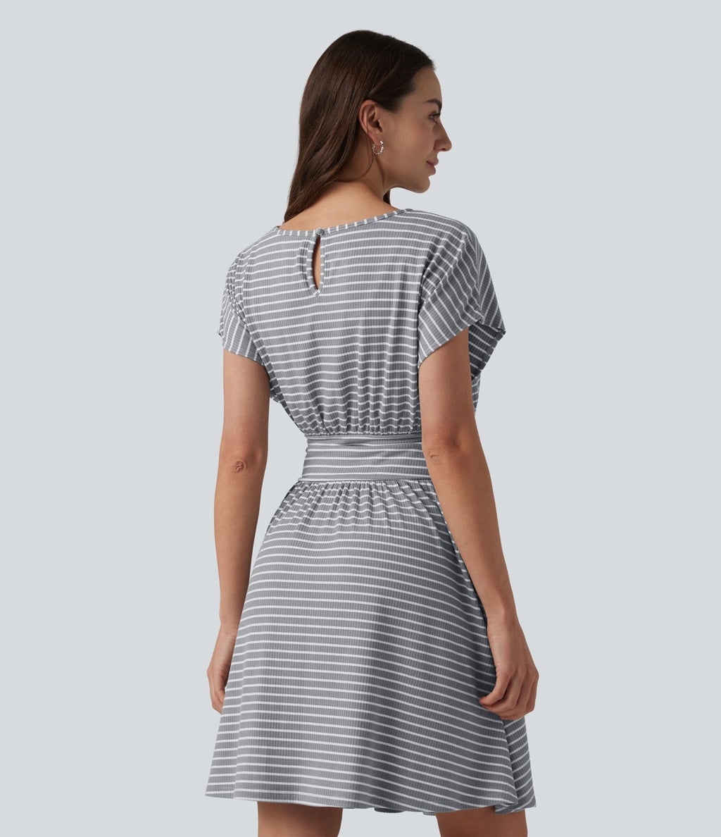 Robe courte fluide col rond manches courtes à rayures avec brassière intégrée et poches