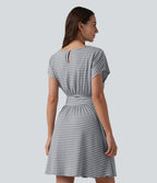 Robe courte fluide col rond manches courtes à rayures avec brassière intégrée et poches