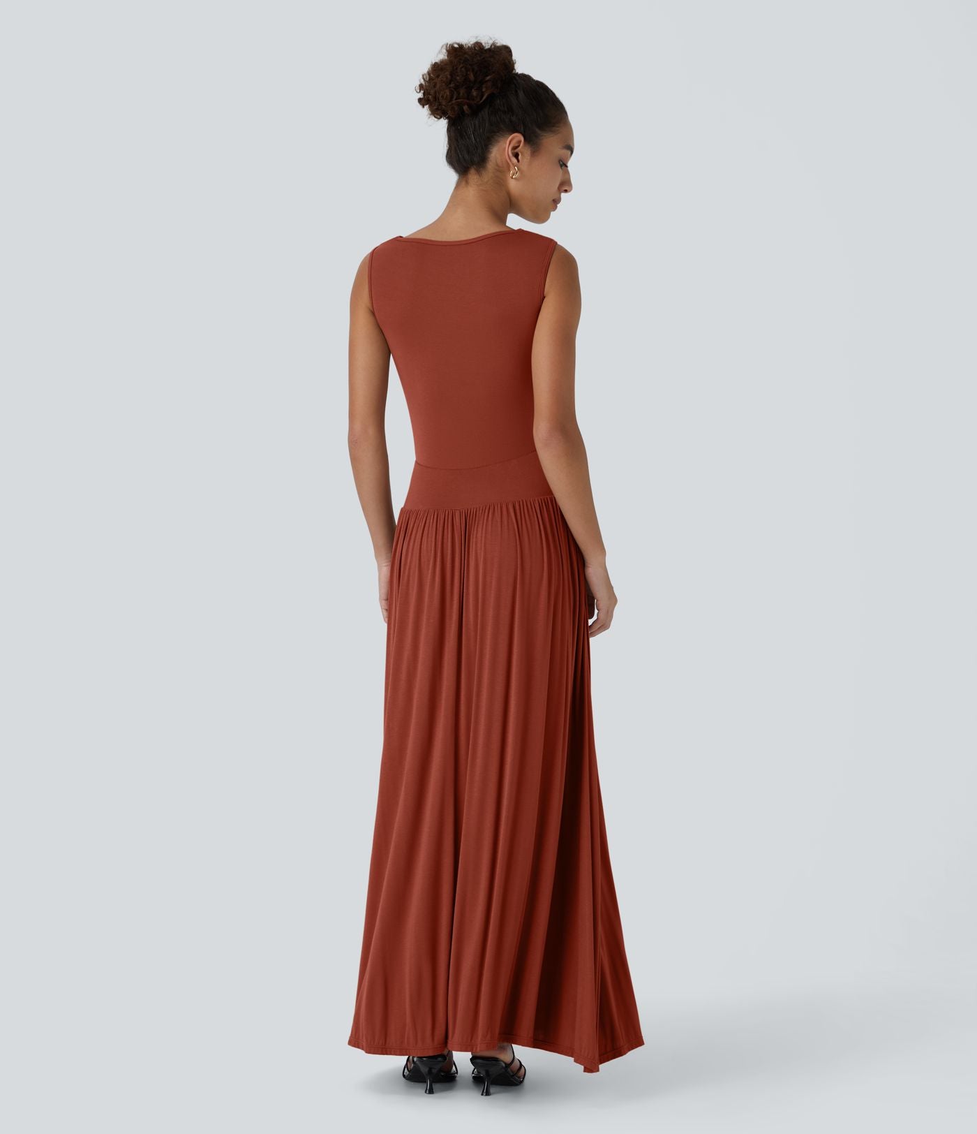 Robe longue à encolure bateau, bretelles asymétriques, côtés froncés et poches