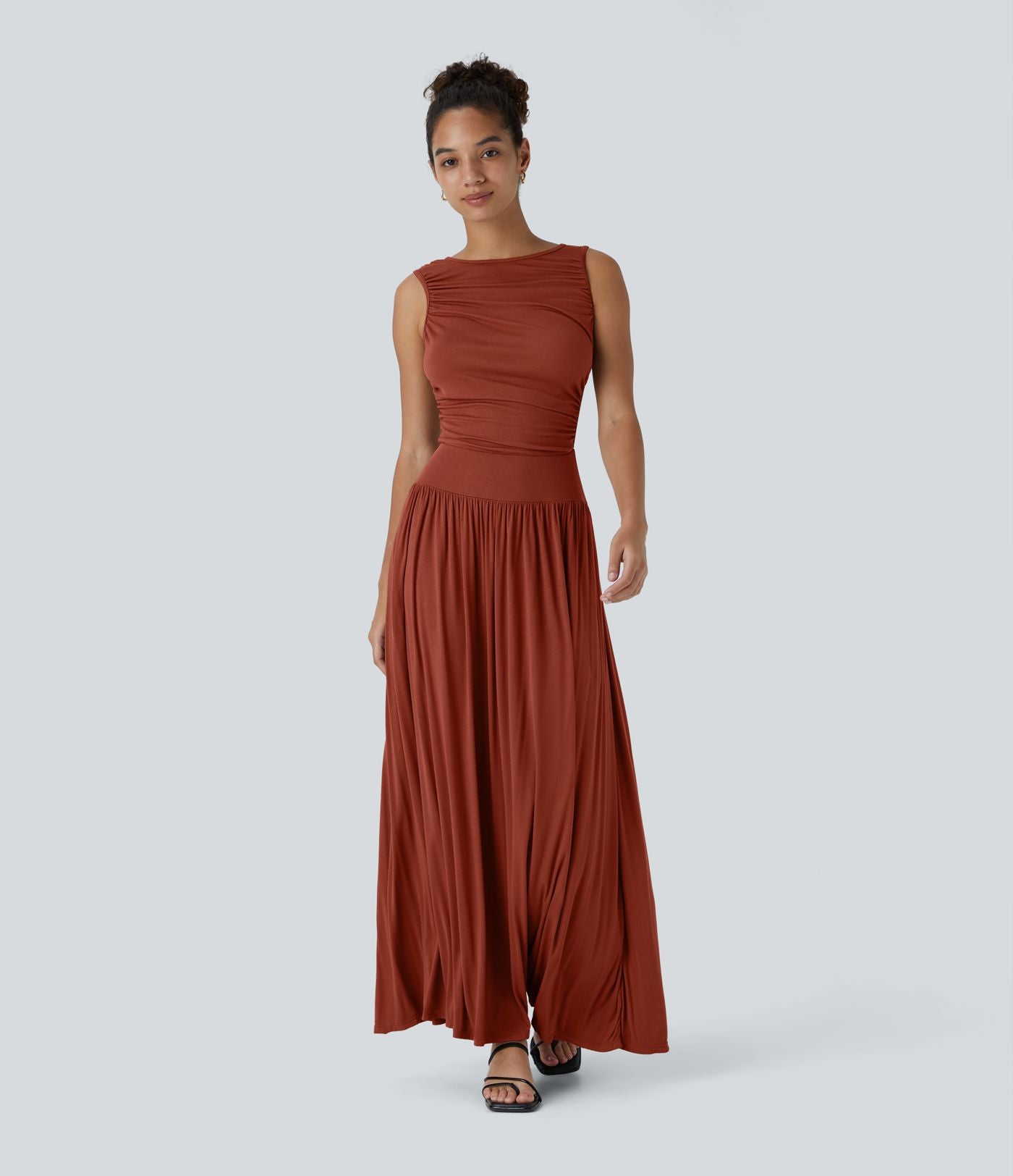 Robe longue à encolure bateau, bretelles asymétriques, côtés froncés et poches