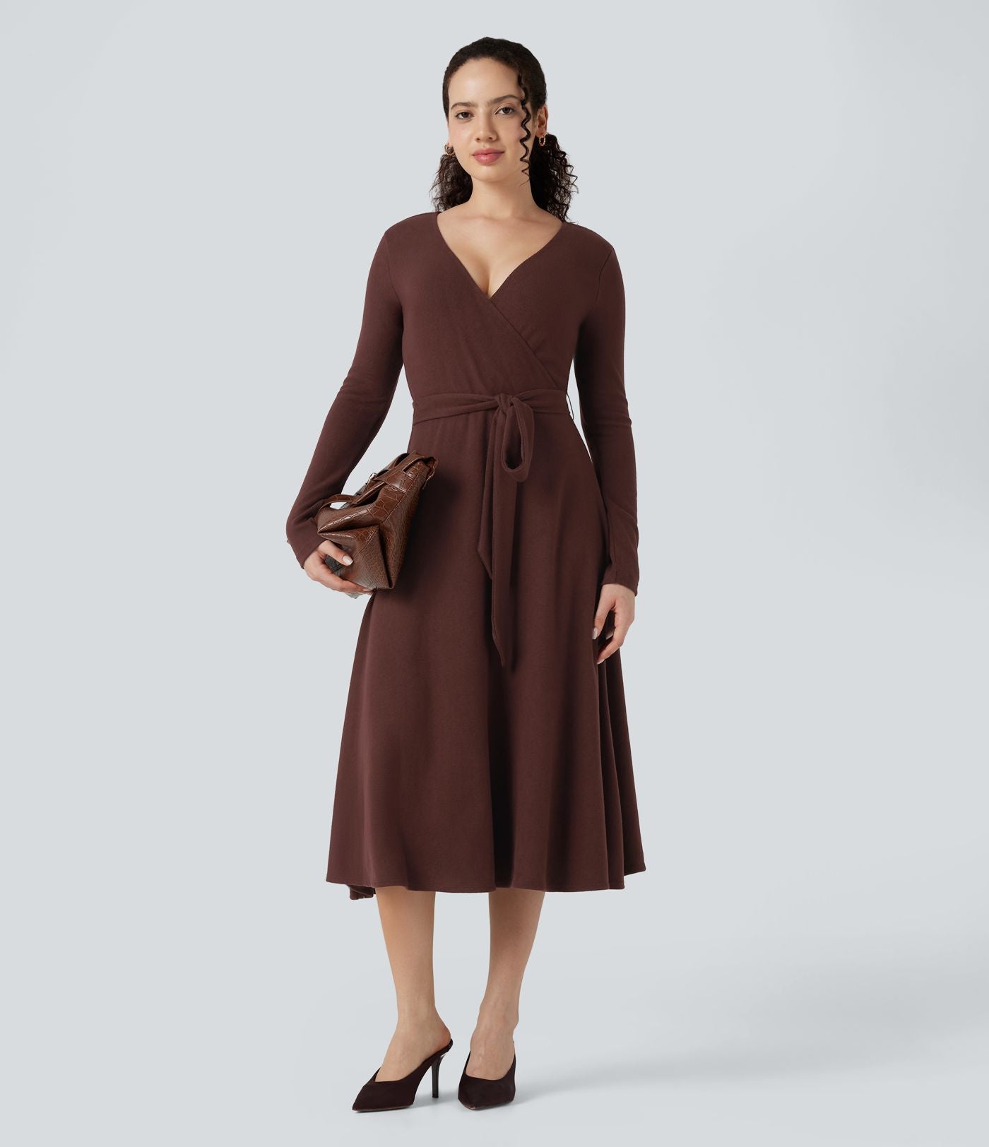 Robe fluide côtelée col V manches longues ceinturée mi-longue