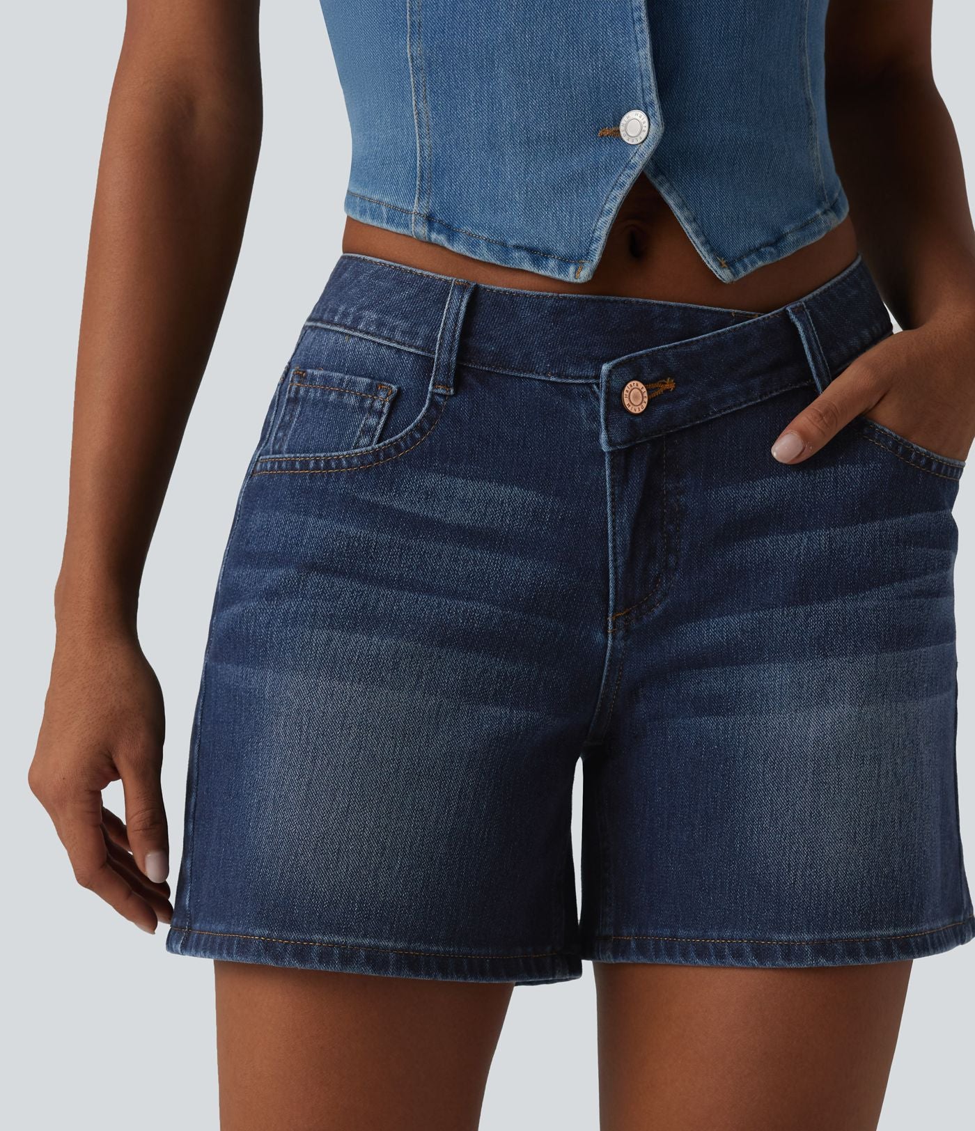 Short asymétrique en jean délavé Halara Flex™ taille basse à poches multiples